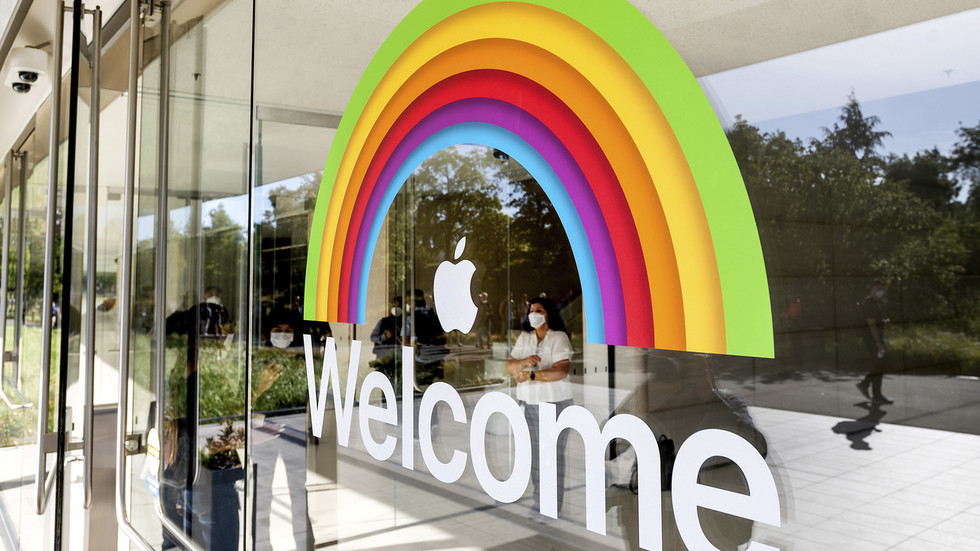 apple-shareholders-diversity-programs