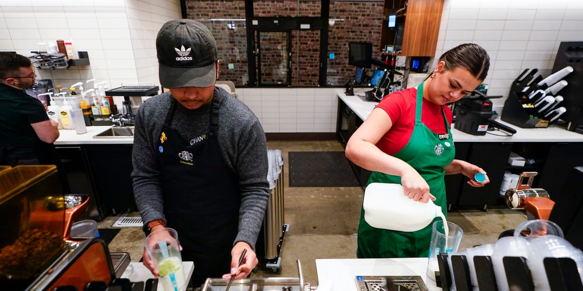 starbucks-baristas-dress-code