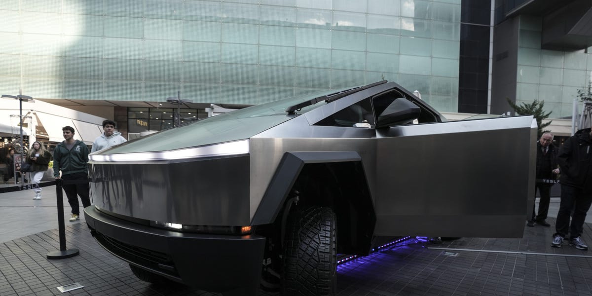 tesla-cybertruck-saudi-arabia-dubai