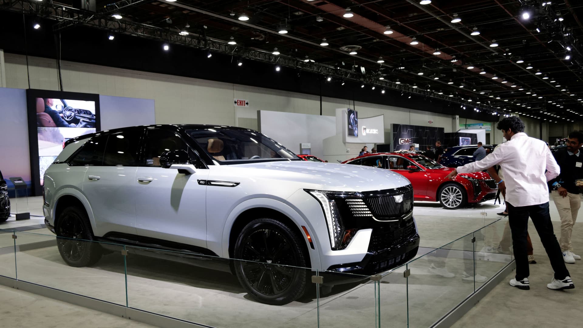cadillac-electric-vehicles-tesla-traders