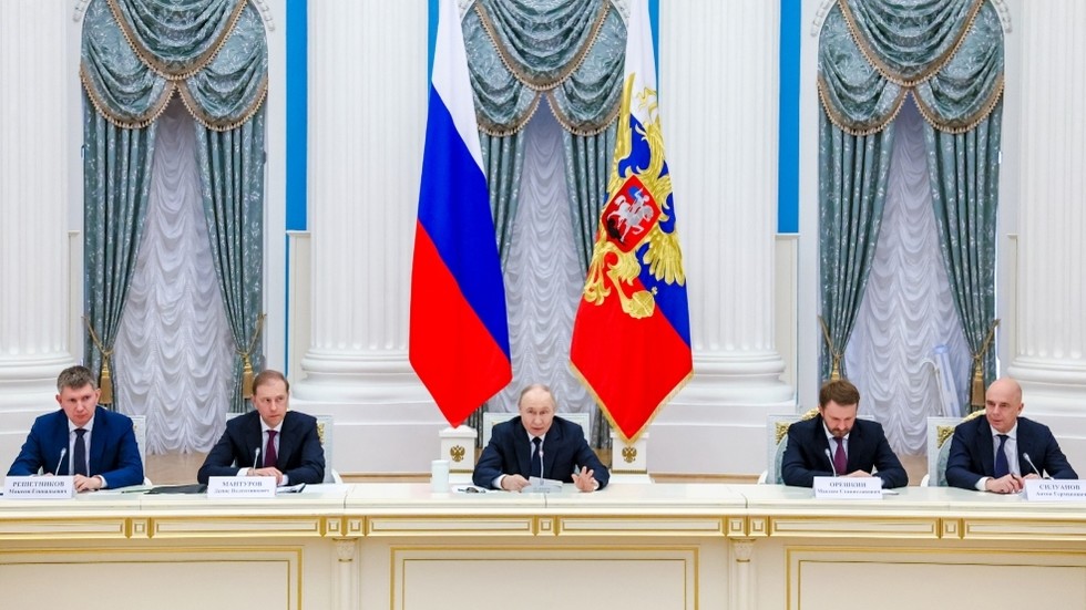 putin-economy-sanctions-it-challenges