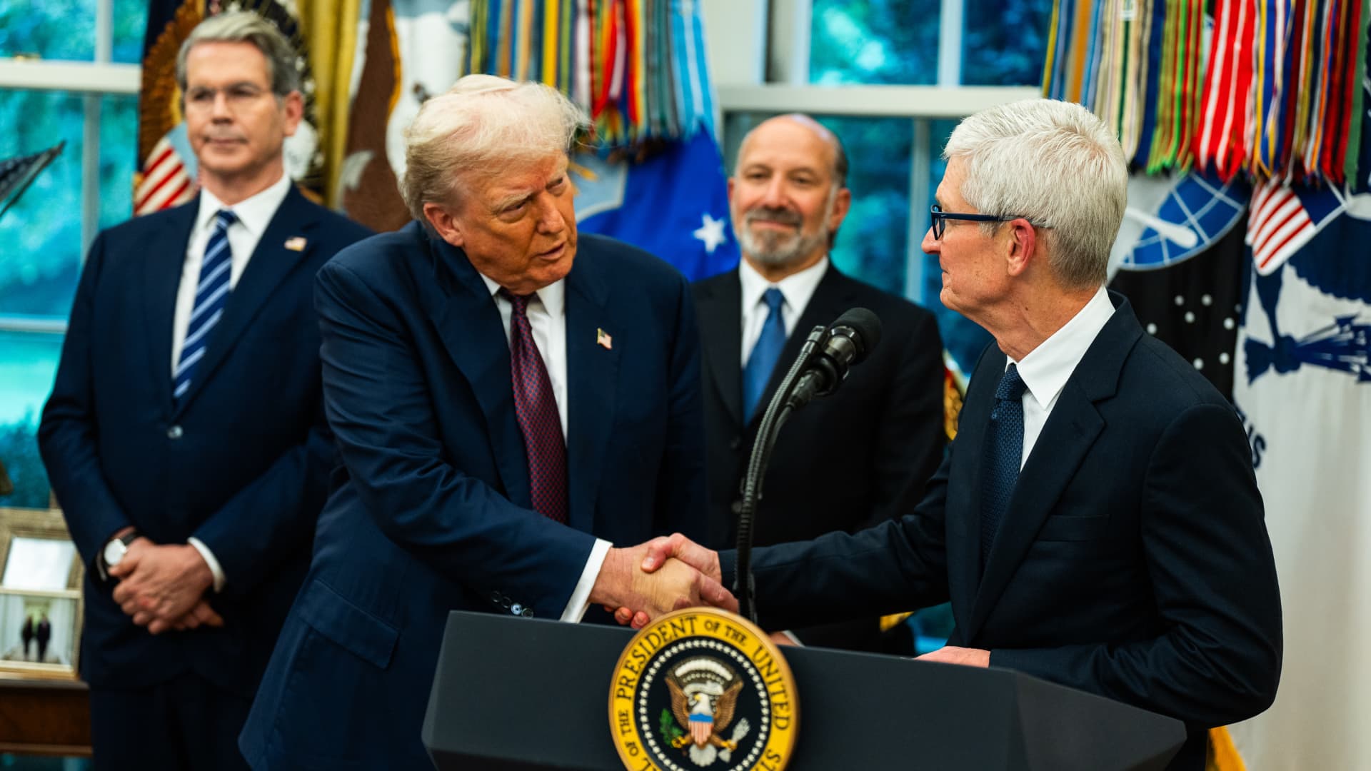 tim-cook-trump-made-in-usa-iphone